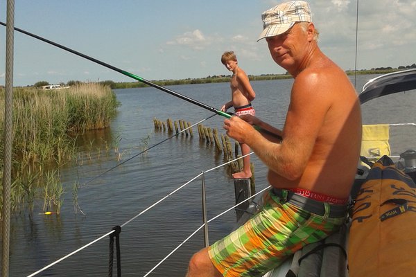 vissen op Sneekermeer met zoon