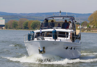 Motor yacht 