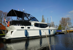Motor yacht 