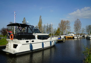 Motor yacht 