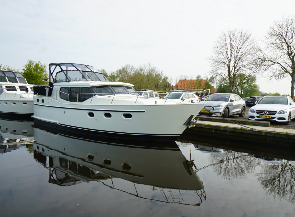 Motor yacht 