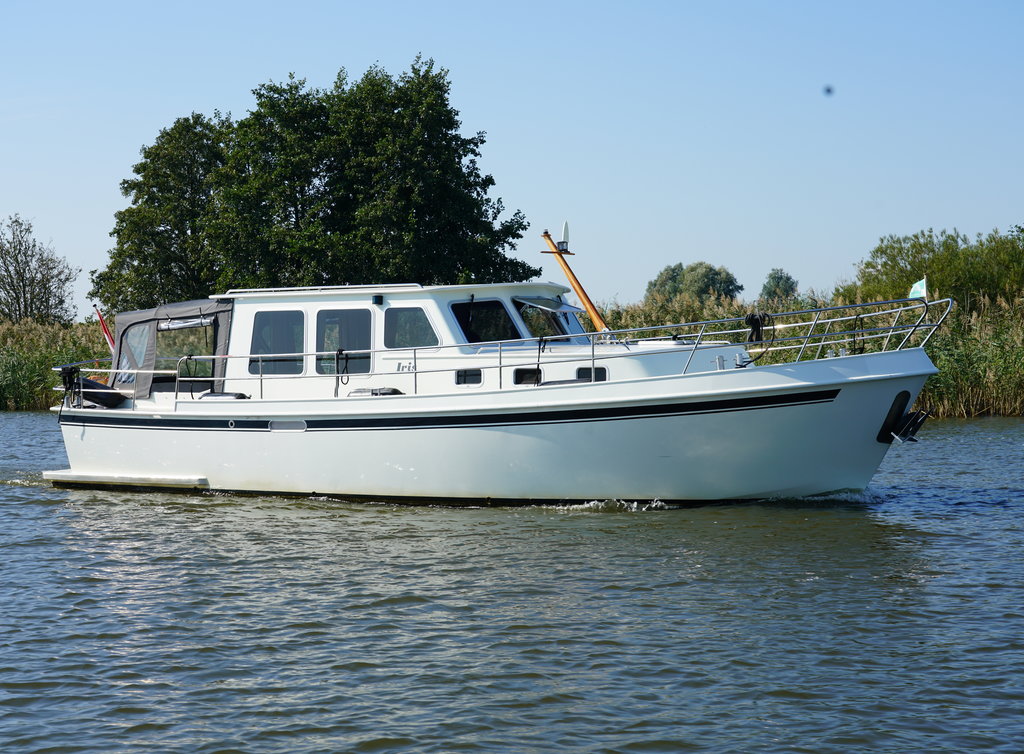 Iris 2- 4 persons with large open cockpit